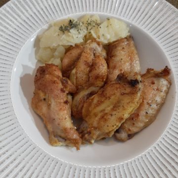 Alitas de pollo maceradas y asadas con patatas gajo.