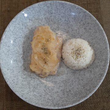Atún al horno encebollado con arroz blanco