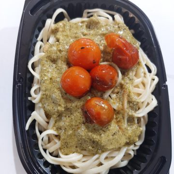 Tallarines al pesto con tomatitos y parmesano