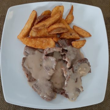 Tiras de ternera a la plancha con salsa de pimienta verde
