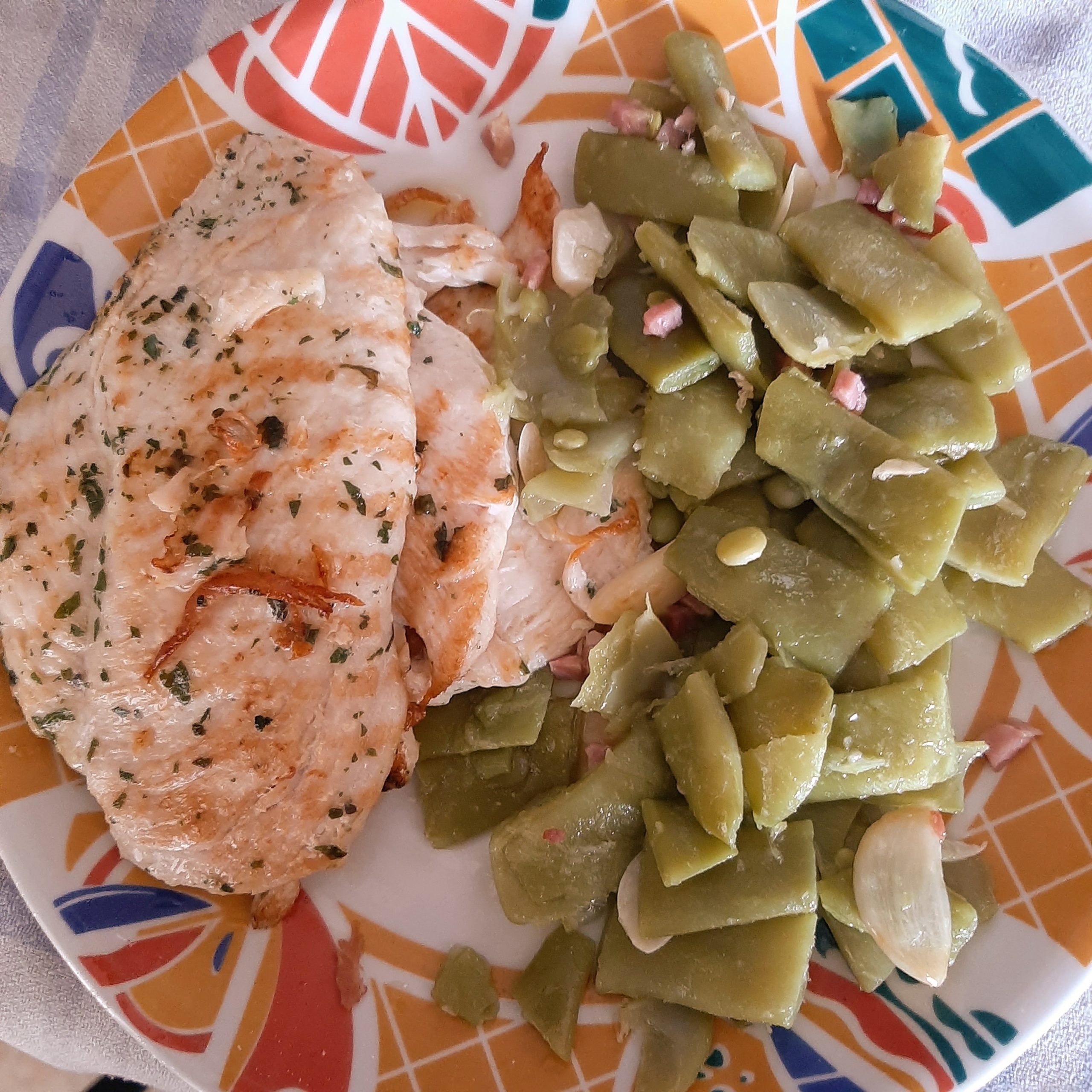 Filete de pollo marinado con judías verdes salteadas