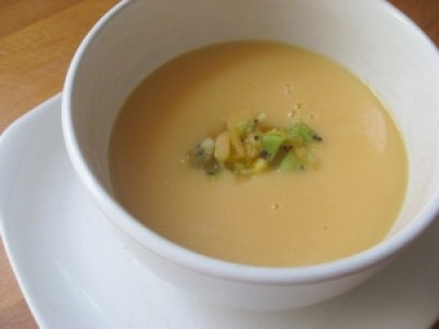 Sopa de melón con crujiente de jamón