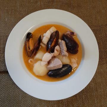 Caldereta de pescado con arroz blanco