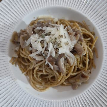 Espaguetis al pesto rosa con setas y parmesano