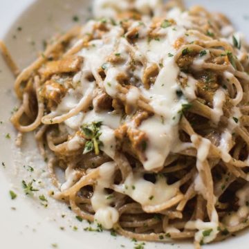 Espaguetis integrales con salsa carbonara