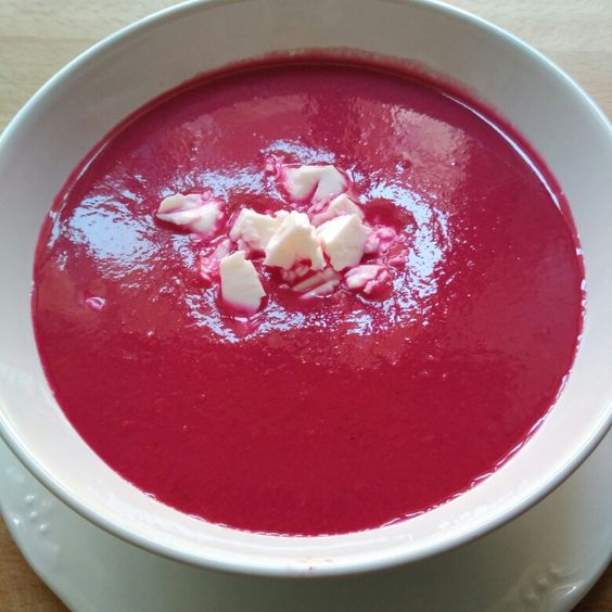 Gazpacho de tomate, fresas y pepino