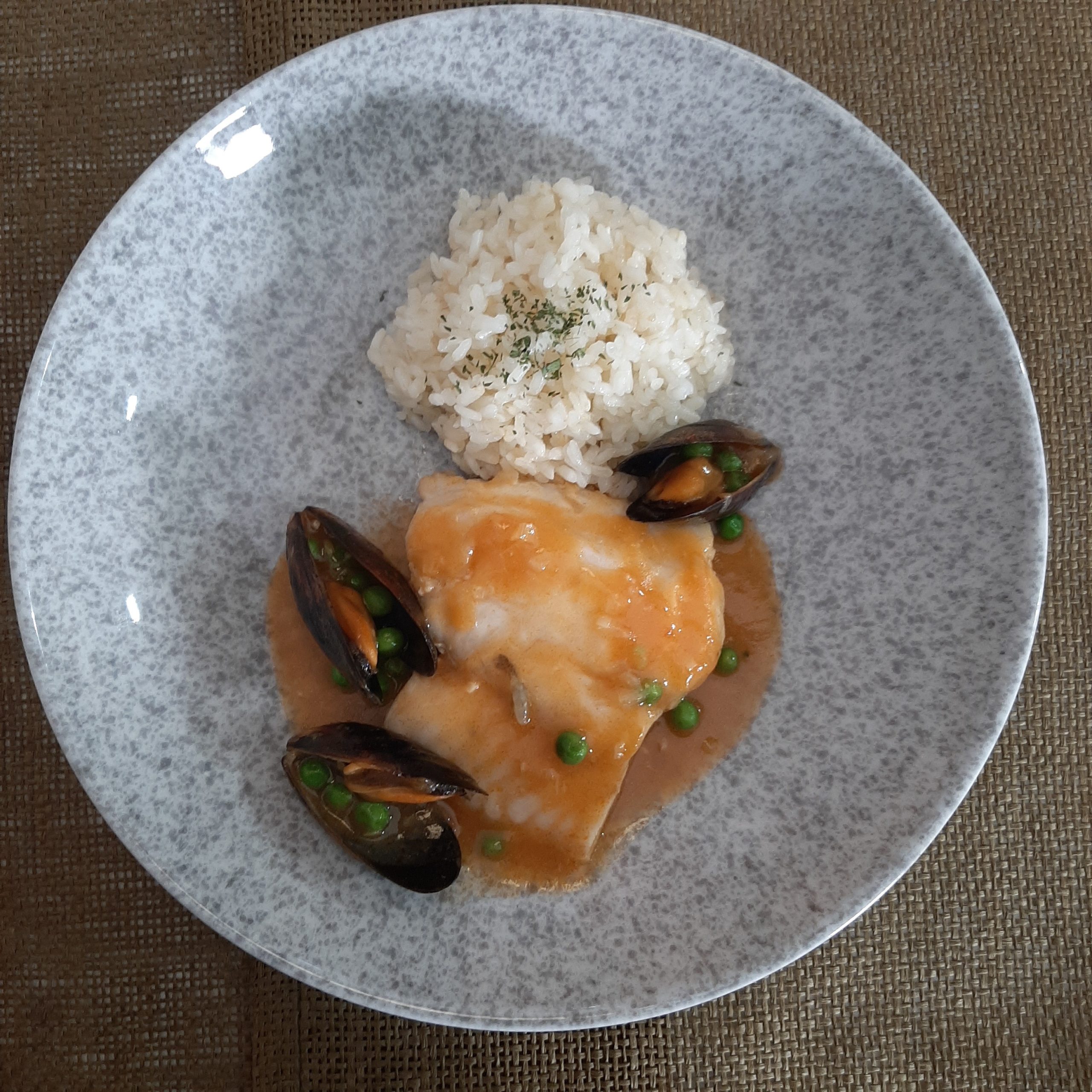 Bacalao en salsa verde con mejillones