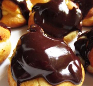 Profiteroles con salsa de chocolate