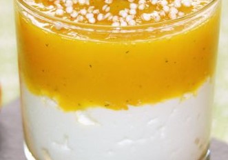 Semifrio de limón con coulis de piña y mango