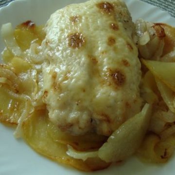 Merluza gratinada a las finas hierbas sobre patata y tomate asado.