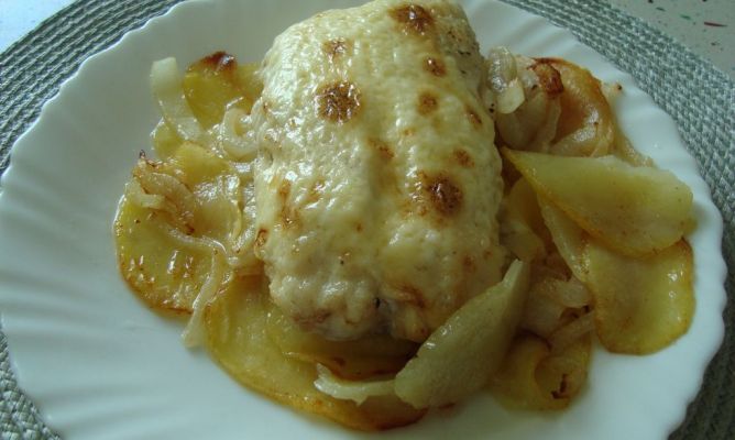 Merluza gratinada a las finas hierbas sobre patata y tomate asado.