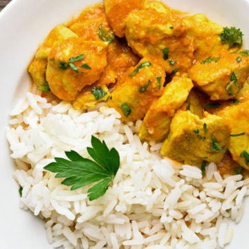 Pollo al curry con mezcla de arroces