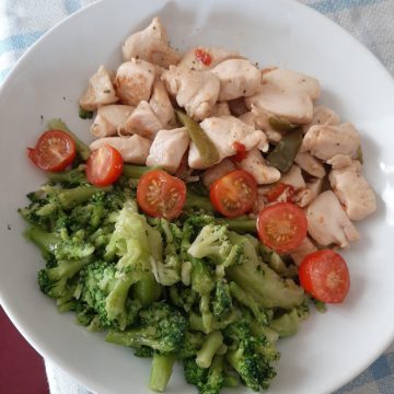 Dados de pollo a la plancha con brócoli y cherrys salteados