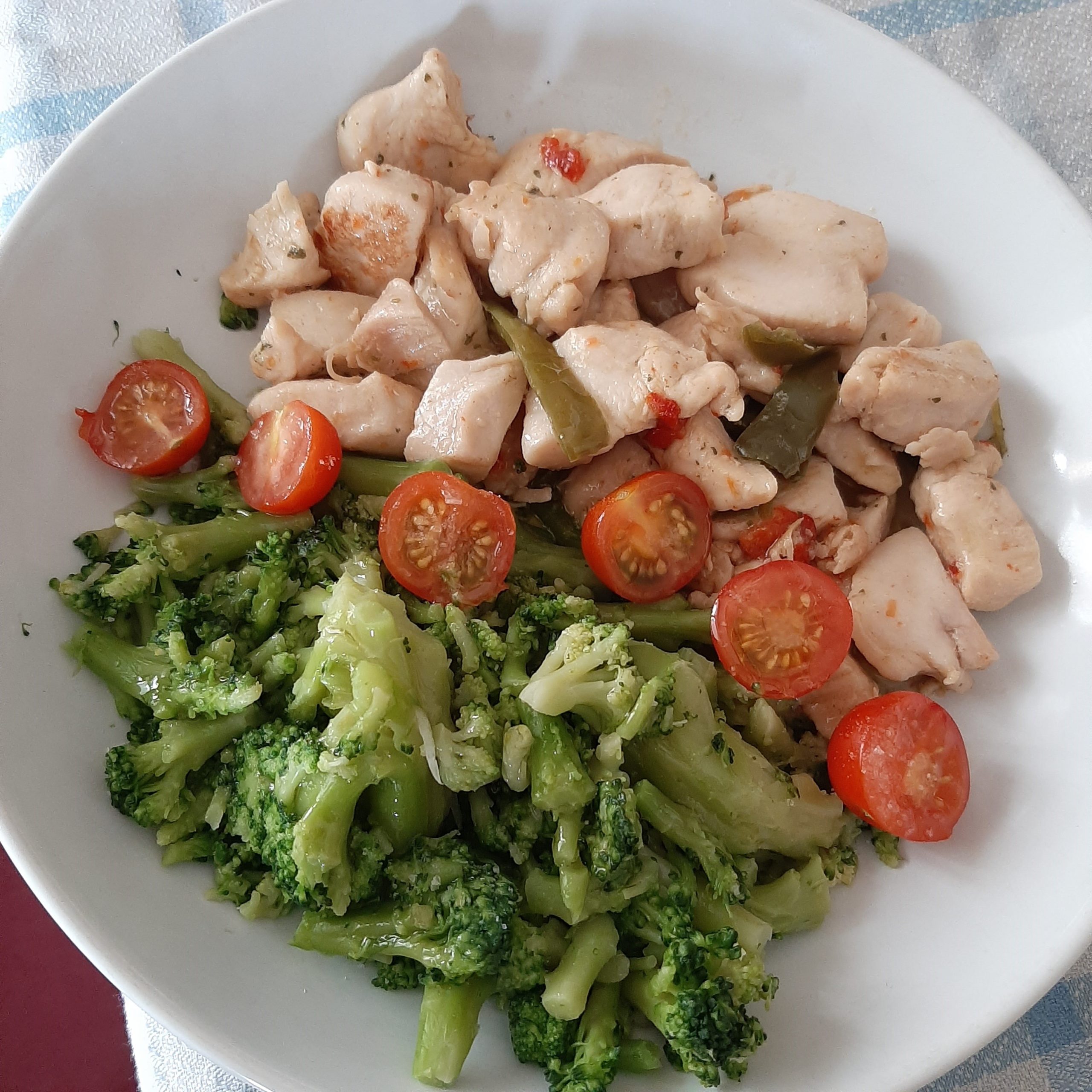 Dados de pollo a la plancha con brócoli y cherrys salteados