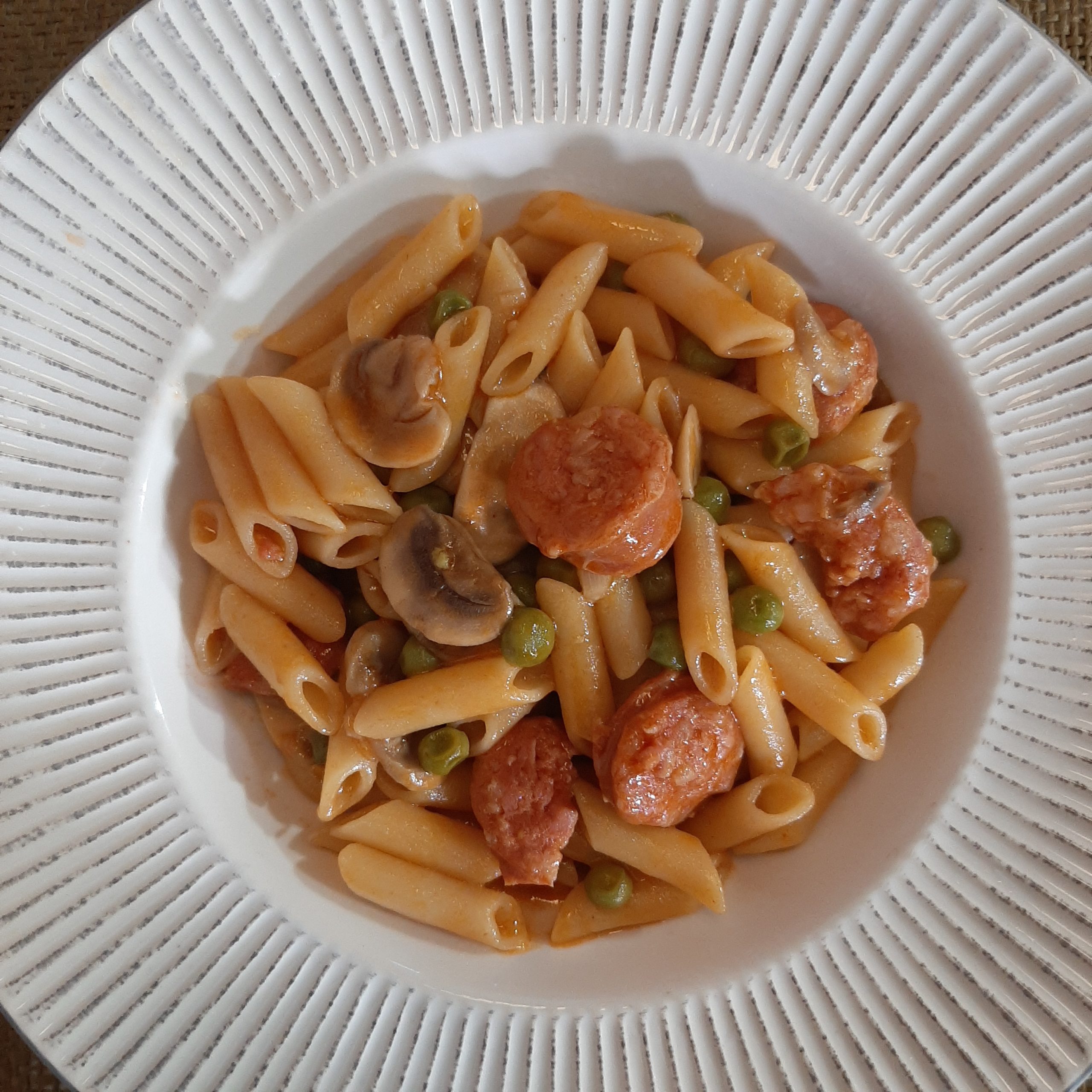 Macarrones salteados con guisantes, champiñón y chorizo.