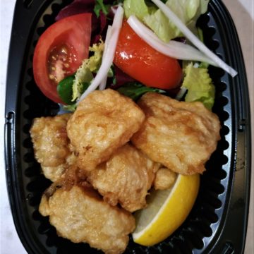 Bolitas de rape a la romana con ensalada