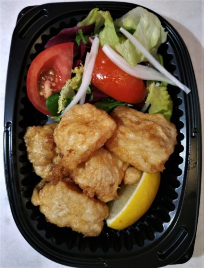 Bolitas de rape a la romana con ensalada