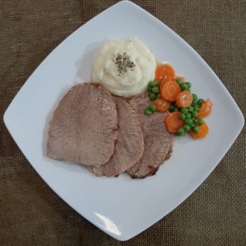 Redondo de ternera asado con verduritas y puré de patata