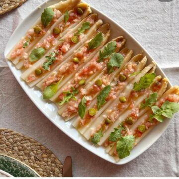 Espárragos blancos rellenos de tartar de tomate, cebolleta, pepinillo y cangrejo