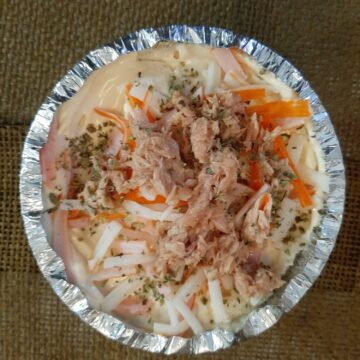 Pastel de primavera con ensaladilla, atún y cangrejo