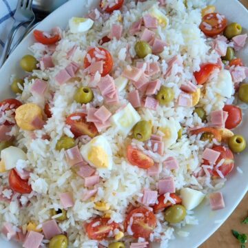 Ensalada de arroz, york, cherry, huevo, brócoli y vinagreta de mostaza.