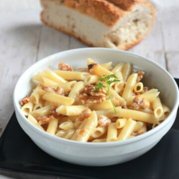 Macarrones con salsa gorgonzola y nueces.