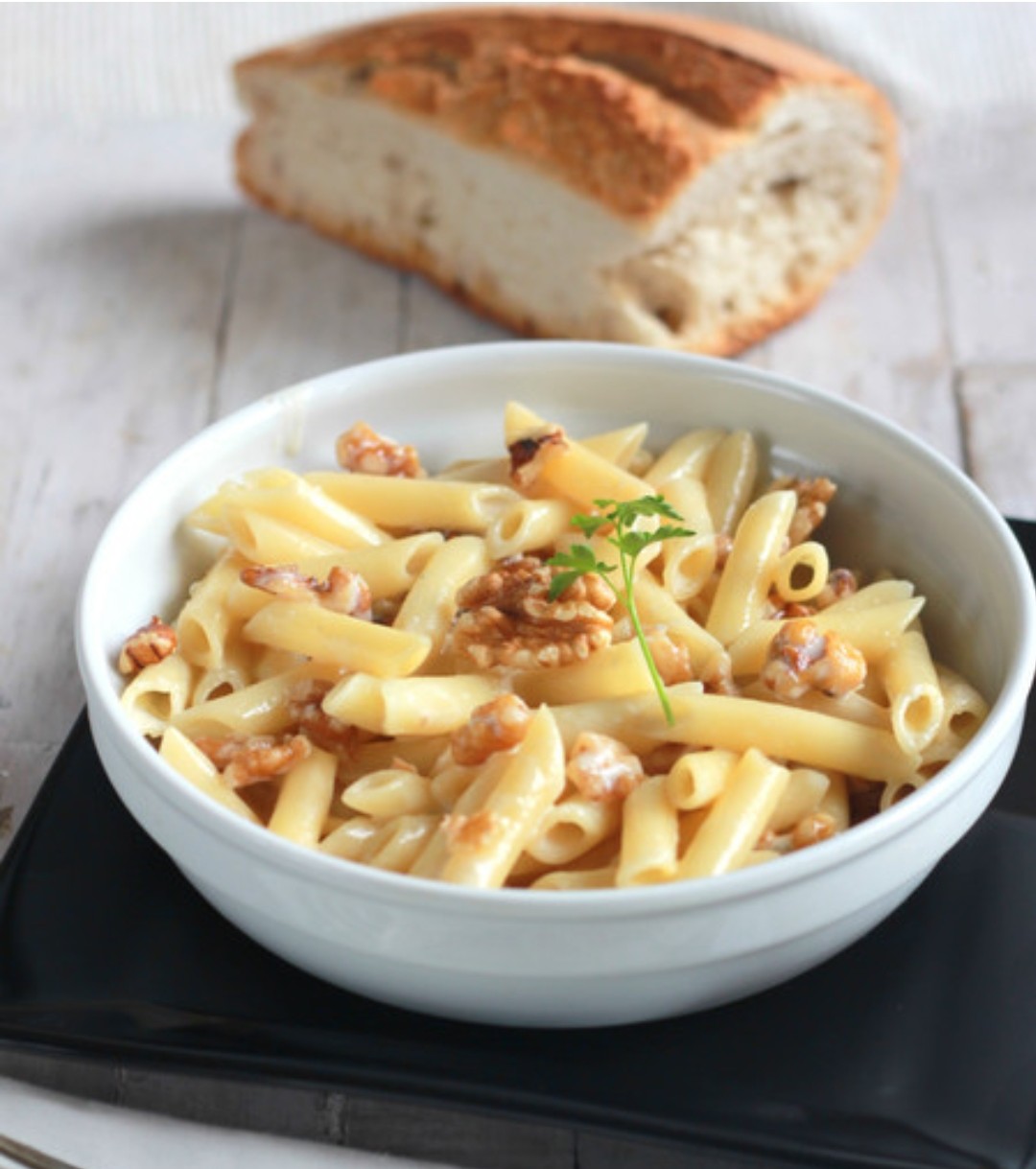 Macarrones con salsa gorgonzola y nueces.
