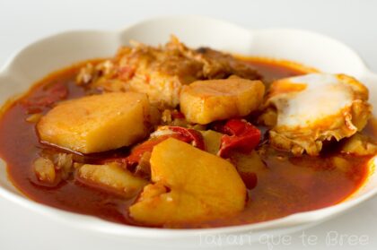 Guiso de patatas estofadas con huevo escalfado y verduritas