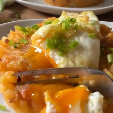 Timbal de revolconas con bacon y huevo frito