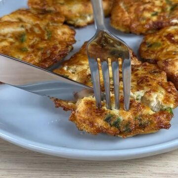 Tortitas de pollo a la plancha con gajos de tomate y mayo ahumada