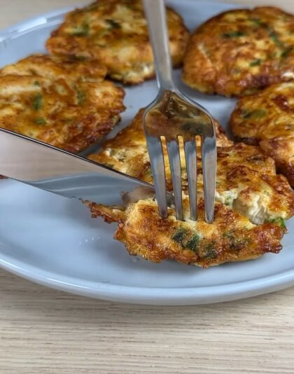 Tortitas de pollo a la plancha con gajos de tomate y mayo ahumada