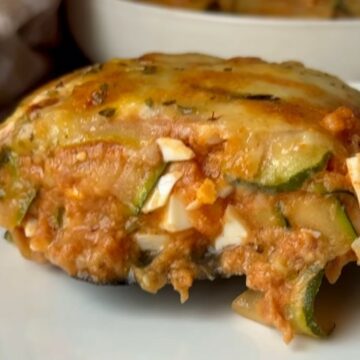 Pastel de calabacín con pisto, atún, huevo y mozarella