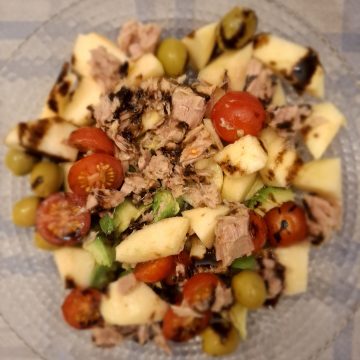 Ensalada de cherry, manzana, aceitunas, atún, aguacate y vinagreta de módena