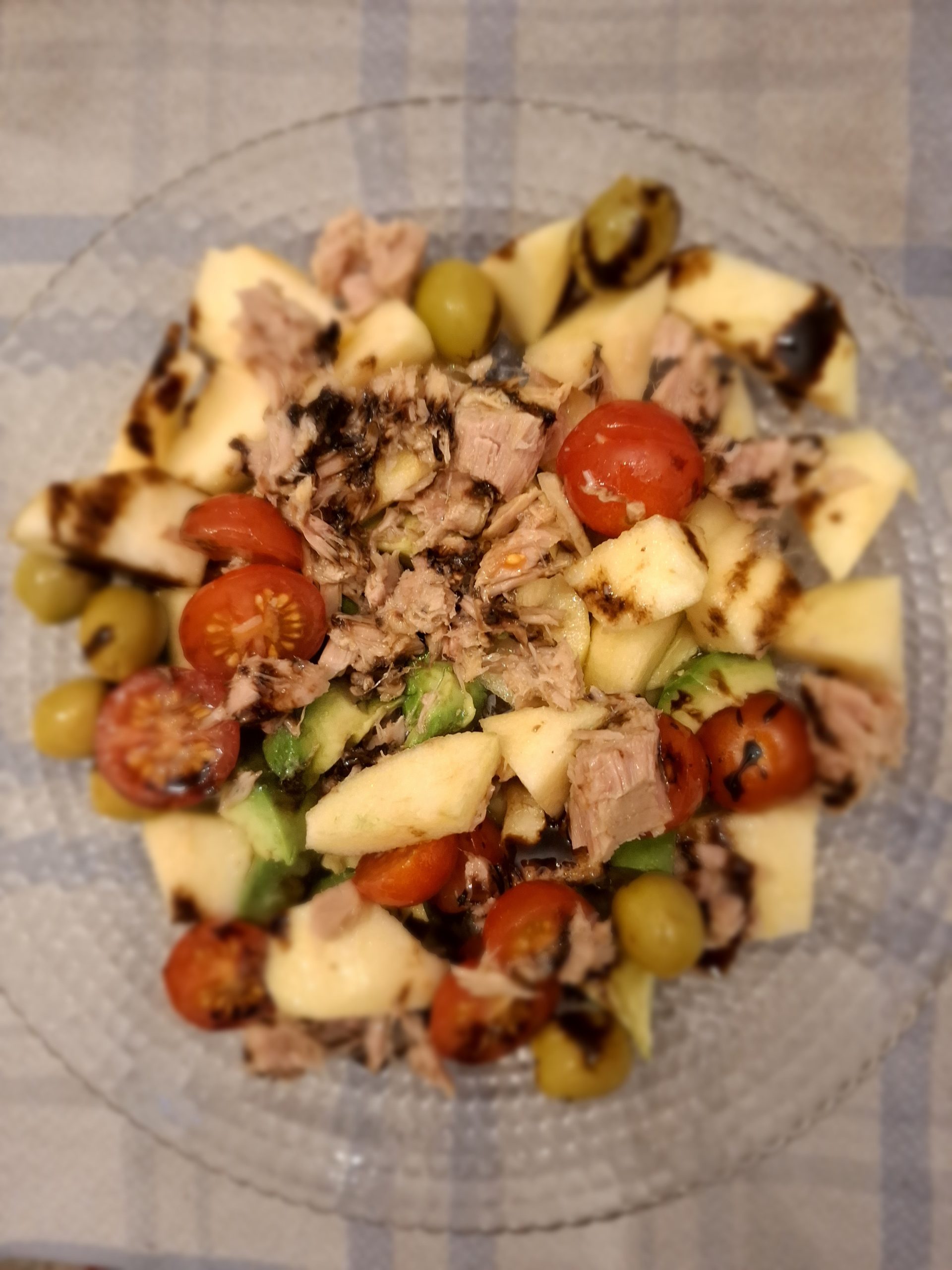Ensalada de cherry, manzana, aceitunas, atún, aguacate y vinagreta de módena