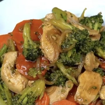 Pechugas de pollo al estilo oriental con brócoli, zanahoria y fideos al huevo