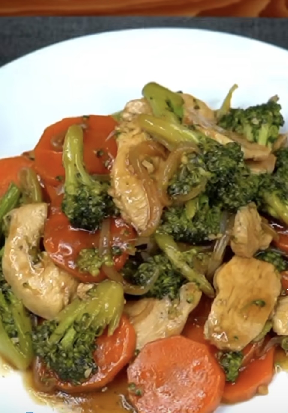 Pechugas de pollo al estilo oriental con brócoli, zanahoria y fideos al huevo