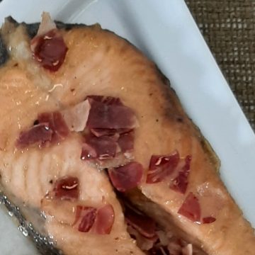 Salmón a la ribereña asturiana con patata cocida.
